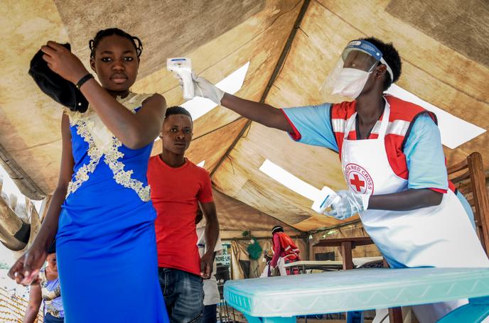 La température des personnes en provenance de RDC est mesurée pour dépister les symptômes d’Ebola, au poste frontalier de Mpondwe avec le Congo, à l’ouest de l’Ouganda, le 14 juin 2019.