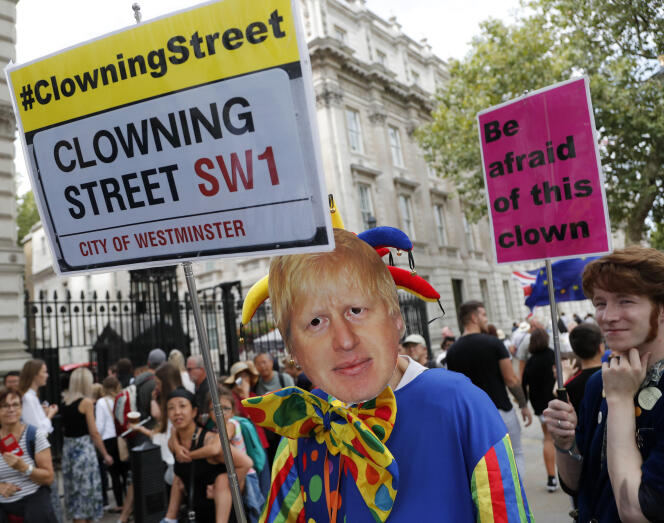 Manifestation contre le premier ministre britannique devant Downing Street, à Londres, le 28 août, traitant Boris Johnson de « clown ».