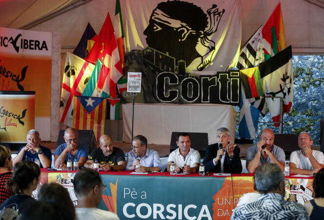 Jean Guy Talamoni (Corsica Libera, 4e à gauche) aux Journées nationalistes de Corte, le 5 août.