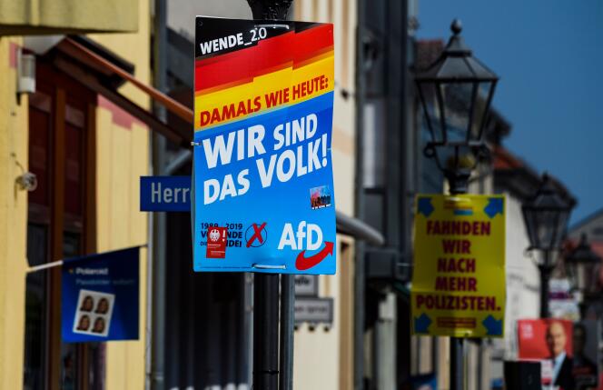 Affiche électorale du parti d’extrême droite Alternative pour l’Allemagne (AfD) – « Hier comme aujourd’hui : “Nous sommes le peuple” » –, à Zehdenick, dans le Brandebourg, où auront lieu des élections régionales, dimanche 1er septembre.