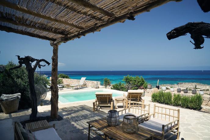 A l’hôtel Etosoto, à Formentera, les pieds dans l’eau.