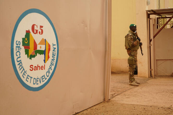 Un soldat de l’armée malienne du G5 Sahel, cadre institutionnel pour la coordination de la coopération régionale en matière de politique de développement et de sécurité en Afrique de l’Ouest, en 2018.