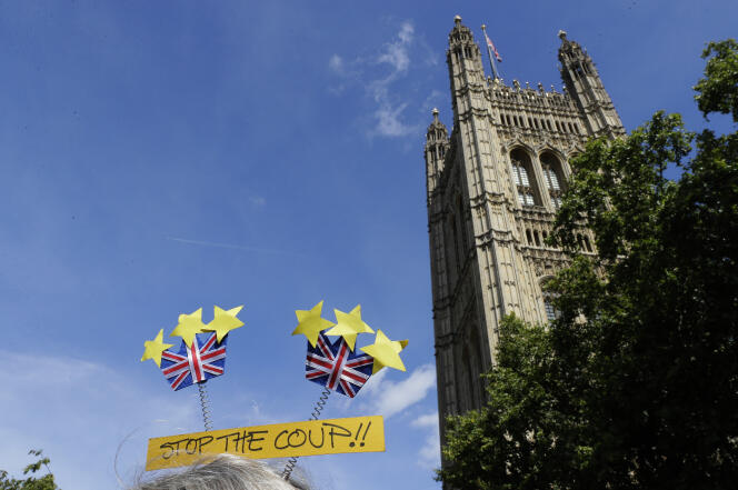 Un manifestant contre la suspension du Parlement décidée par Boris Johnson brandit une pancarte « Stop au coup d’Etat » à Londres, jeudi 29 août.