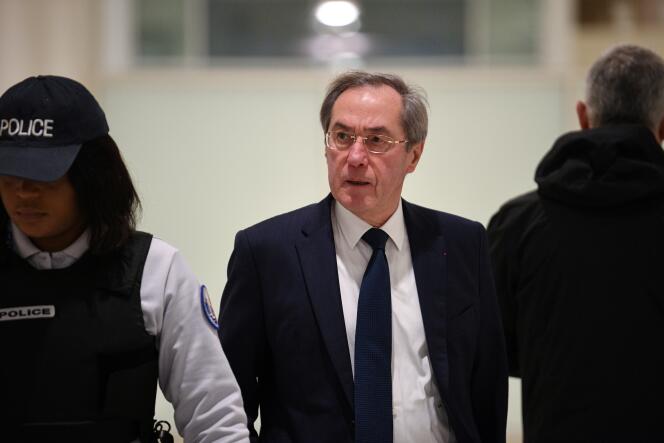 L’ancien ministre de l’intérieur Claude Guéant arrive au tribunal pour son procès, le 5 décembre 2018 à Paris.