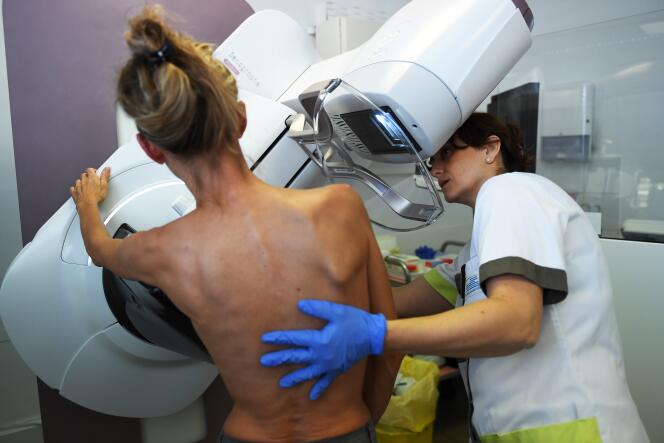 Une patiente passe une mammographie à l’Institut Paoli-Calmette de Marseille, en octobre 2017.