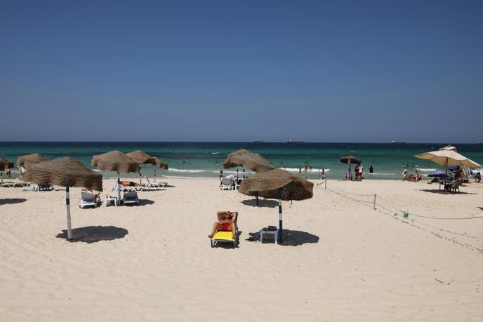 Privatisation Infractions Erosion En Tunisie Les Plages Sous