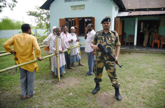 Des villageois s’apprêtent à vérifier si leur nom figure sur le registre des citoyens dans l’Etat d’Assam, le 31 août à Rupohi, dans le district de Nagaon.