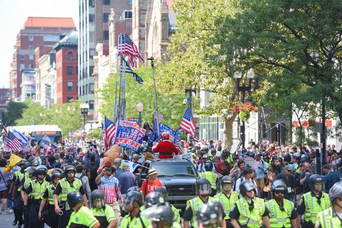 A polícia de Boston persegue os participantes na marcha "Hip Pride" em 31 de agosto.