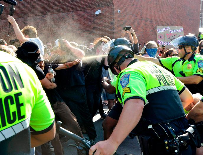 Les policiers de Boston ont fait usage de spray au poivre pour disperser les contre-manifestants, le 31 août.