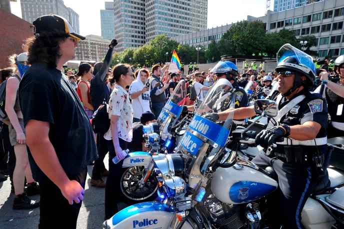 Les contre-manifestants ont formé une chaîne humaine pour empêcher les policiers de Boston de passer, le 31 août.