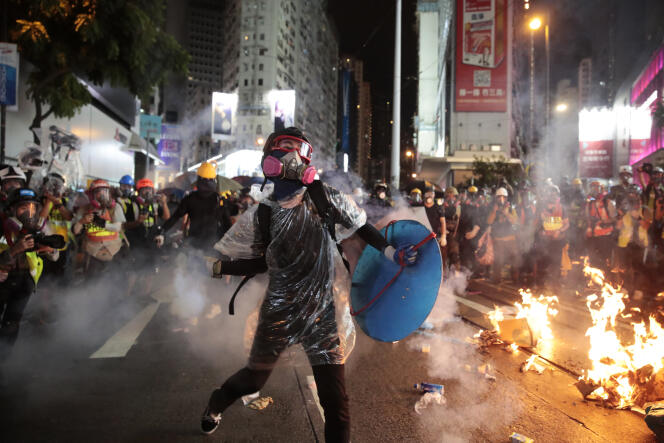 Un manifestant renvoie une grenade lacrymogène tirée par la police, à Hongkong, le 31 août.