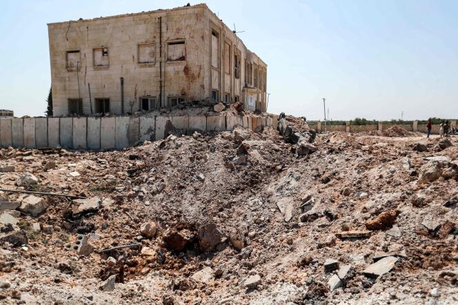Quelques heures avant l’entrée en vigueur d’une nouvelle trêve, le 31 août, une frappe aérienne russe a touché un établissement de santé dans la province d’Alep, selon l’OSDH. Des membres du personnel ont été blessés.