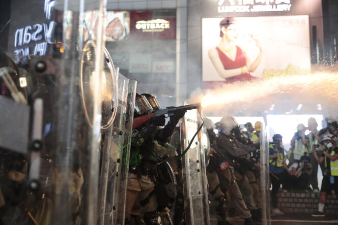 La police tire des grenades lacrymogènes pour disperser les manifestants, à Hongkong, le 31 août.