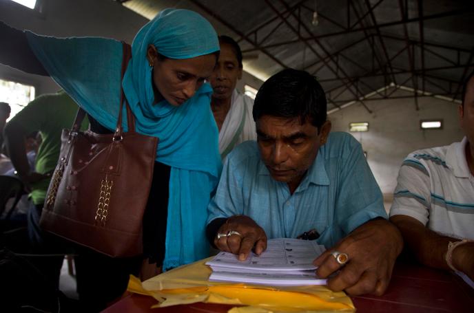 Des villageois vérifient si leur nom figure dans le registre d’état civil, le 31 août à Buraburi, dans le district de Morigaon.