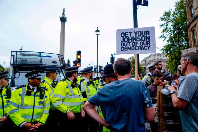 Des policiers en action, samedi à Londres. / AFP / Niklas HALLE'N