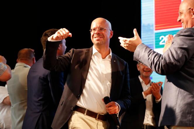 Andreas Kalbitz, candidat de l’AfD dans le Brandebourg, lève le poing après l’annonce des premières estimations.