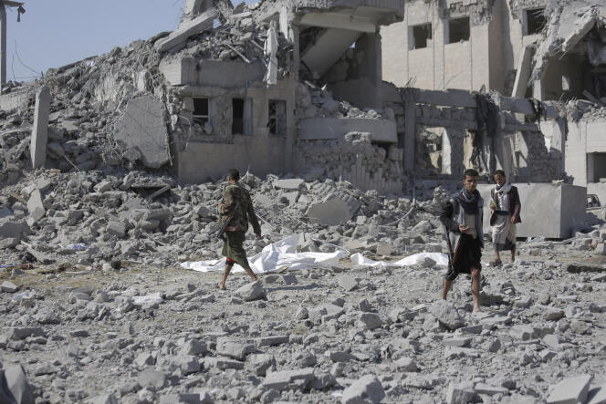 Des corps recouverts de plastique reposent sur le sol au milieu des décombres d’un centre de détention détruit par des frappes aériennes saoudiennes le 1er septembre 2019 à Dhamar, dans le sud-ouest du Yémen.