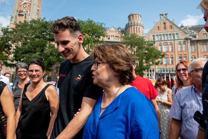 Martine Aubry, maire de Lille, et l’athlète Pierre-Ambroise Bosse, à la braderie de Lille, le 31 août.