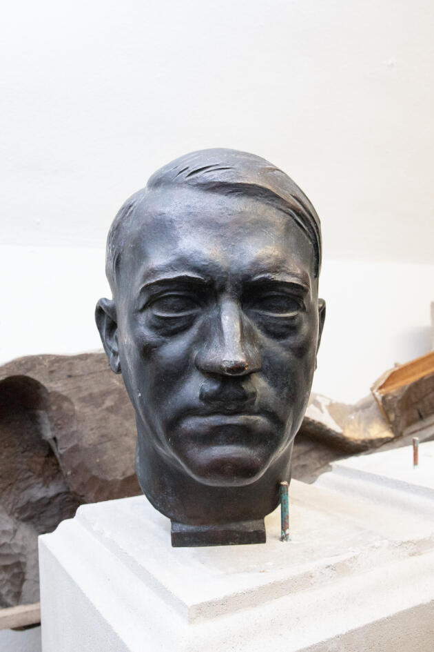Le buste en métal d’Adolf Hitler, caché dans une réserve du Sénat.
