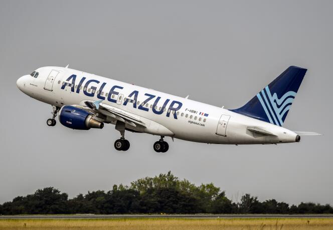Un Airbus A319 d’Aigle Azur décolle de l’aéroport de Lille-Lesquin, en août 2017.