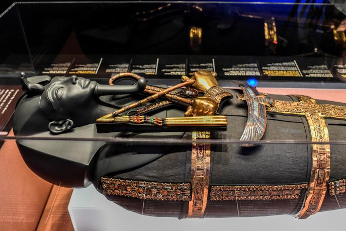 Le sarcophage du pharaon Toutânkhamon, exposé à la grande halle de La Villette de Paris, mars 2019.