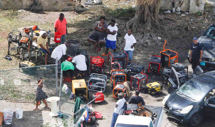 Les Bahaméens s’organisent pour faire face aux pénuries et autres coupures d’électricté, à Grand Bahama, le 4 septembre.