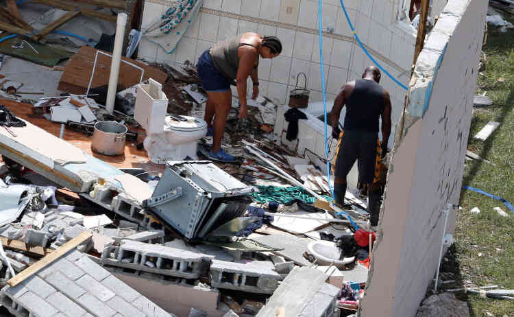 Les Bahaméens tentent d’évaluer les dégâts et de sauver ce qui peut encore l’être des débris, à Grand Bahama, le 4 septembre.