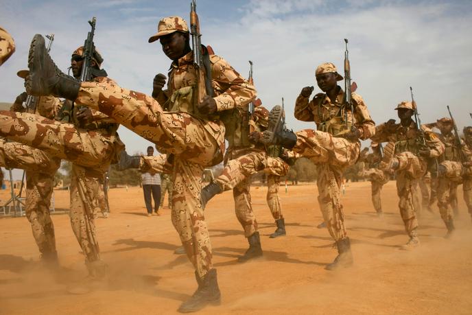 Des soldats tchadiens s’entraînent lors d’un exercice conjoint encadré par l’armée américaine à Diffa, au Niger, en mars 2014.