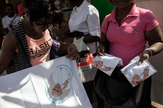 Vente de produits dérivés à l’effigie du pape François à Maputo, au Mozambique, le 3 septembre.