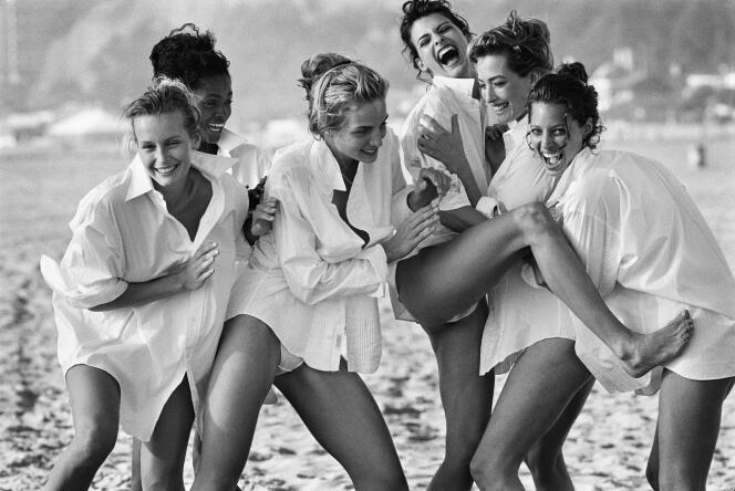 Estelle Lefébure, Karen Alexander, Rachel Williams, Linda Evangelista, Tatjana Patitz et Christy Turlington, photographiées sur une plage de Santa Monica (Californie), en 1988.