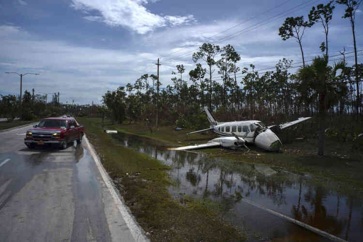 Un avion brisé dans le quartier de Pine Bay, à Freeport, le 4 septembre.