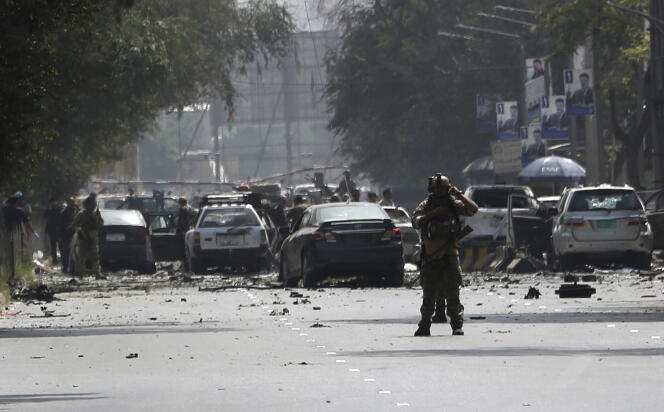 Des personnels de sécurité afghans arrivent sur le lieu de l’attaque dans le centre de Kaboul, jeudi 5 septembre.
