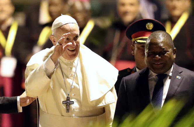 Le pape François à son arrivée à Maputo, aux côtés du président mozambicain Filipe Nyusi, le 4 septembre 2019.