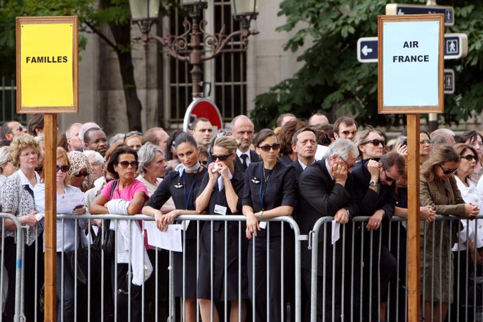 Les familles et du personnel d’Air France, lors de la cérémonie d’hommage aux disparus du vol AF447, à Notre-Dame, à Paris, le 3 juin 2009.