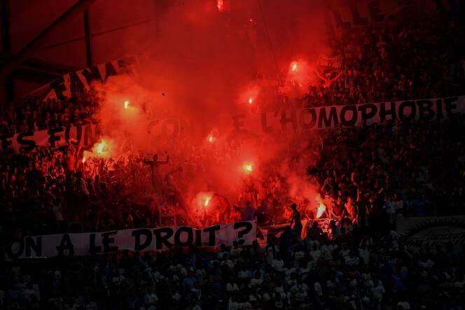 Des supporteurs de l’Olympique de Marseille durant le match OM-Saint-Etienne au Stade Vélodrome, le 1er septembre.
