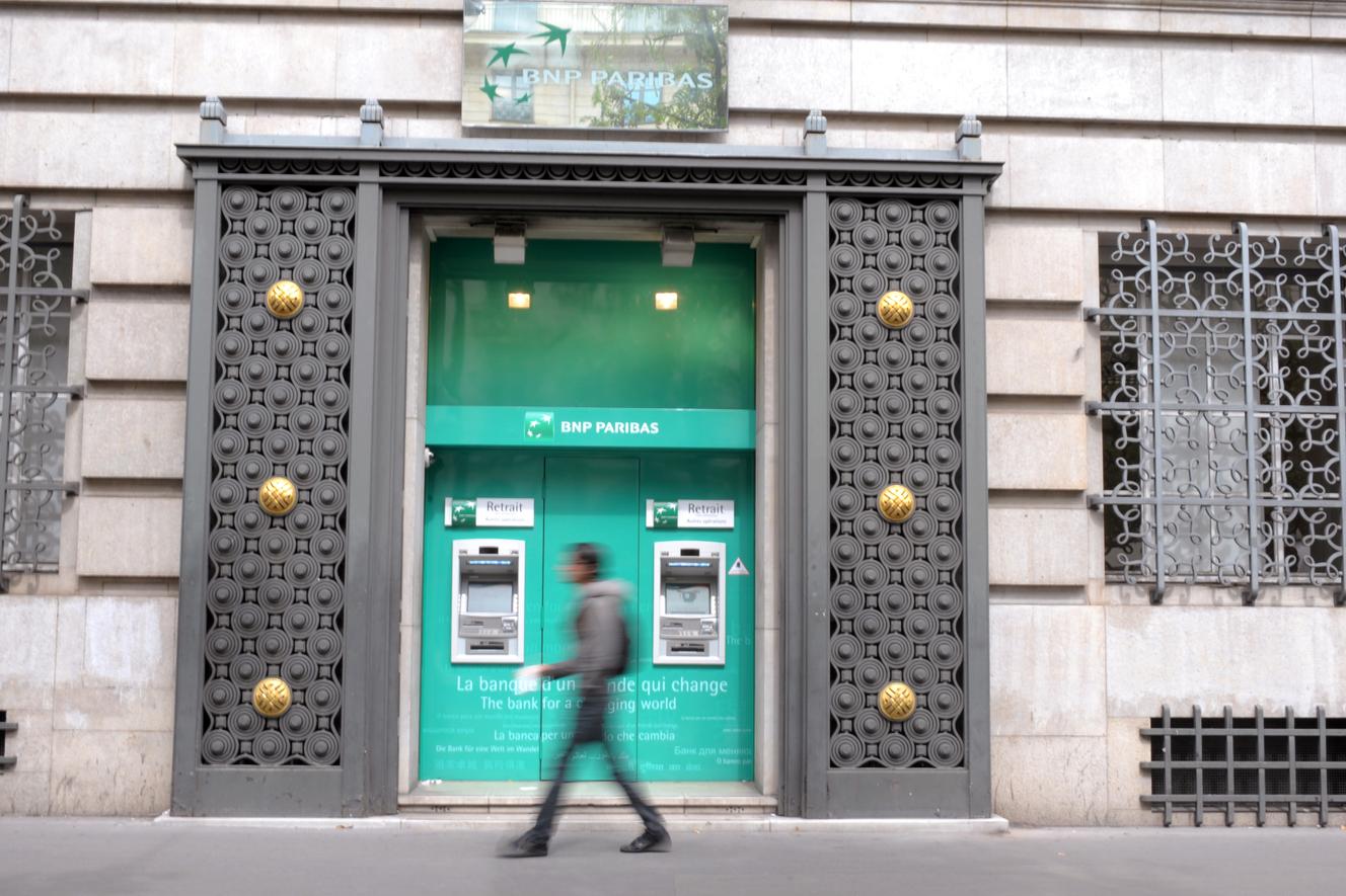 Frente a una sucursal de BNP Paribas, en agosto de 2011.