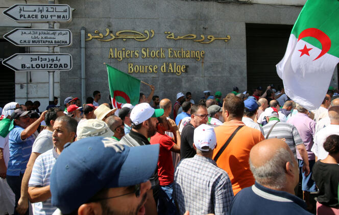 Des manifestants devant la Bourse d’Alger, le 23 août.