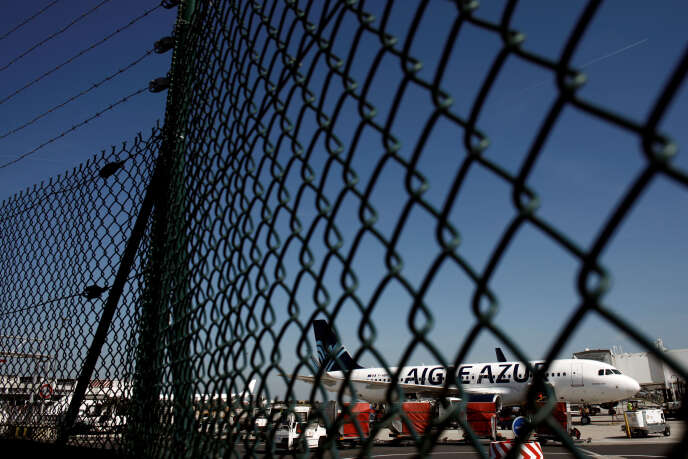 Des Airbus A320-214 d’Aigle Azur sur le tarmac de l’aéroport de Paris-Orly, le 6 septembre.