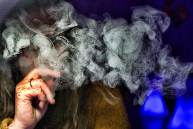 Une femme utilisant une cigarette électronique à base de cannabis, à Los Angeles (Californie), en décembre 2018.