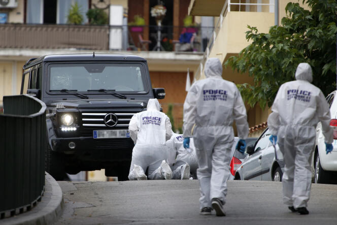 Des policiers examinent la voiture blindée de Guy Orsoni, à Ajaccio, en septembre 2018.