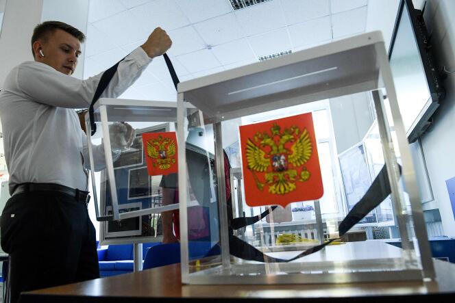 Un membre d’une commission d’élection locale prépare une urne dans un des bureaux de vote de Moscou, le 6 septembre.