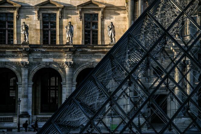 Le musée du Louvre, à Paris, le 22 mars.