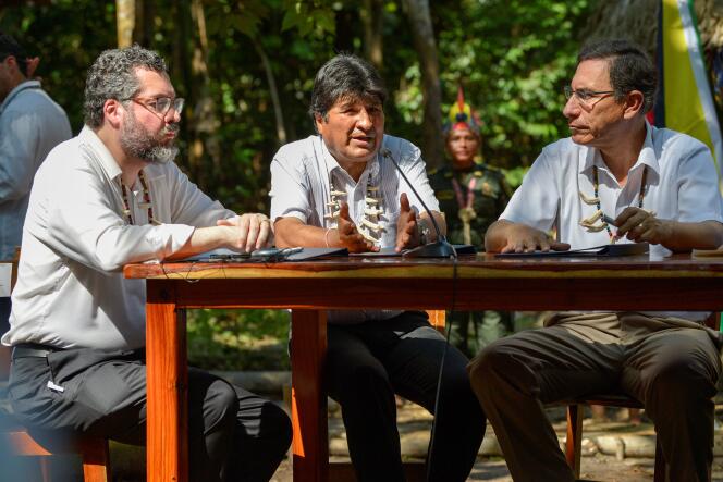 Le président bolivien, Evo Morales (au centre), le ministre brésilien des affaires étrangères, Ernesto Araujo (à gauche), et le président péruvien, Martin Vizcarra, le 6 septembre à Leticia, en Colombie.