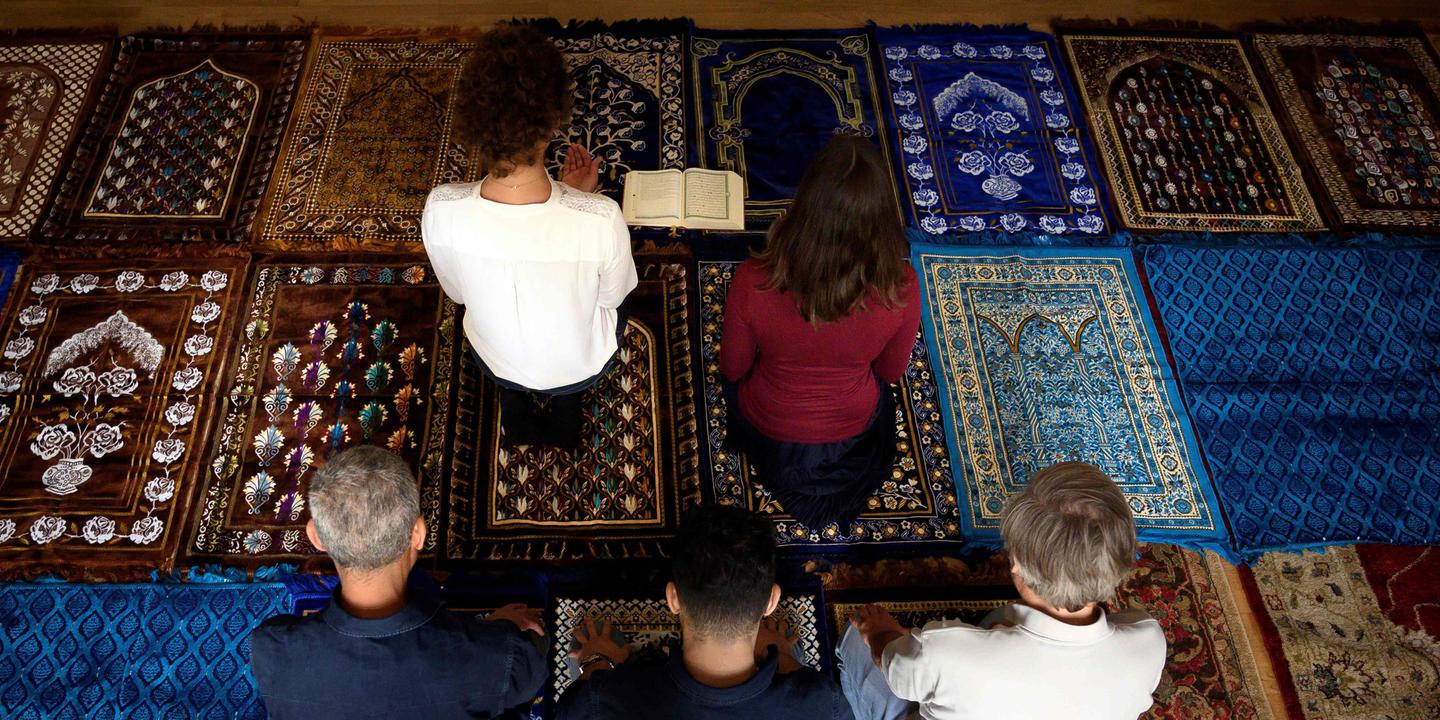 Rêver De Prière En Groupe Islam A Paris, deux femmes imams dirigent une prière mixte
