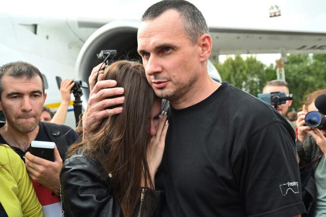 Le cinéaste ukrainien Oleg Sentsov et sa fille Alina Sentsova, le 7 septembre à l’aéroport de Kiev.