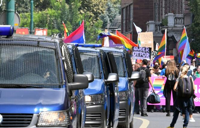 La police bosniaque sécurise les rues pendant que des activistes LGBT défilent dans le centre-ville de Sarajevo, le 8 septembre 2019, lors du premier défilé en Bosnie.