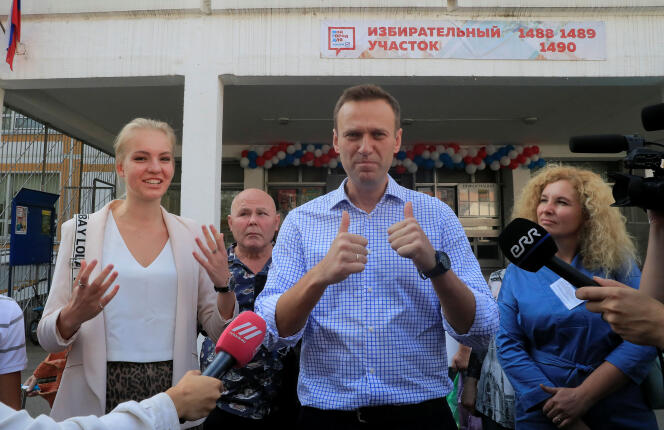L’opposant Alexeï Navalny à la sortie d’un bureau de vote à Moscou, dimanche 8 septembre 2019.