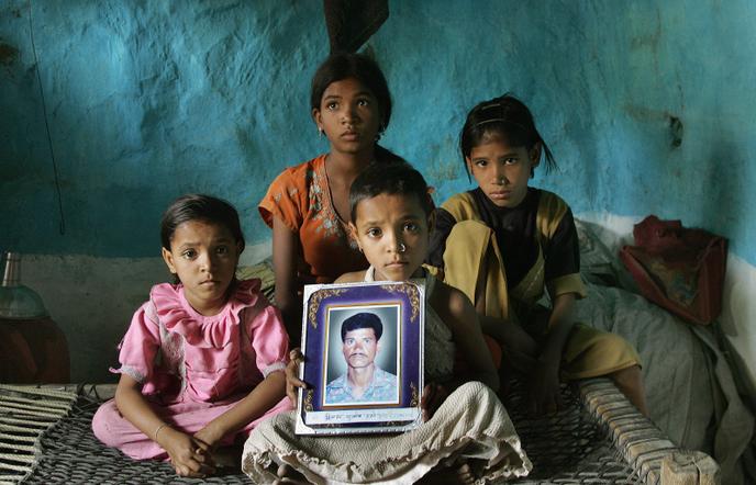 La famille d’un agriculteur indien ayant ingéré des pesticides, provoquant sa mort, près de Nagpour, en 2006.