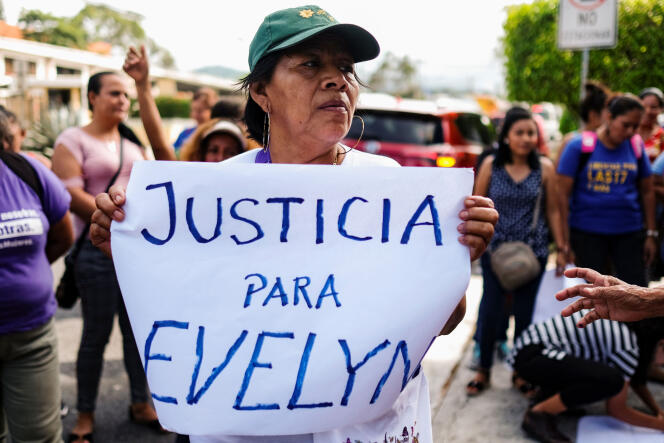 San Salvador, le 9 septembre. Des féministes manifestent devant le siège du parquet pour exiger l’abandon des charges contre Evelyn Hernandez. REUTERS/Jose Cabezas