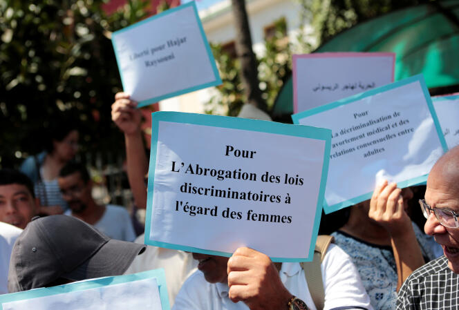 Des militants marocains manifestent en signe de solidarité avec Hajar Raissouni, journaliste inculpé de fornication et d’avortement, lors d’une manifestation organisée devant le tribunal de Rabat, au Maroc, le 9 septembre 2019.